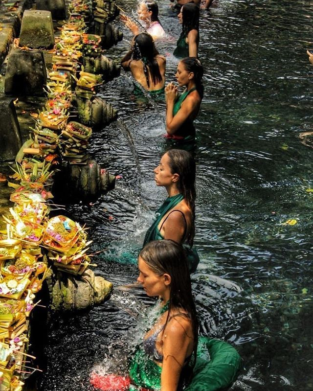 Mulheres em oração nas águas sagradas do Tirta Empul