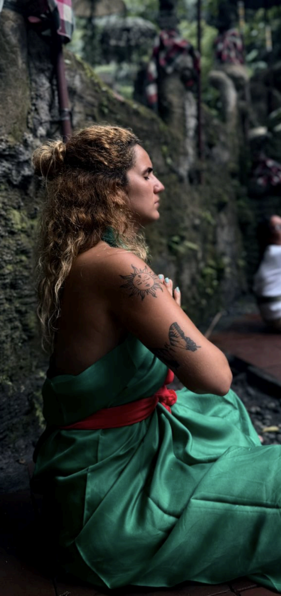 Carolina Mar em traje tradicional balinês durante ritual em templo
